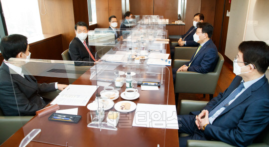 은성수 금융위원장은 22일 서울 중구 은행회관에서 금융협회장 간담회를 진행했다. 사진 왼쪽부터 시계방향으로 김주현 여신금융협회장, 은성수 금융위원장, 정지원 손해보험협회장, 박재식 저축은행중앙회장, 김광수 은행연합회장, 정희수 생명보험협회장(금융위원회 제공).